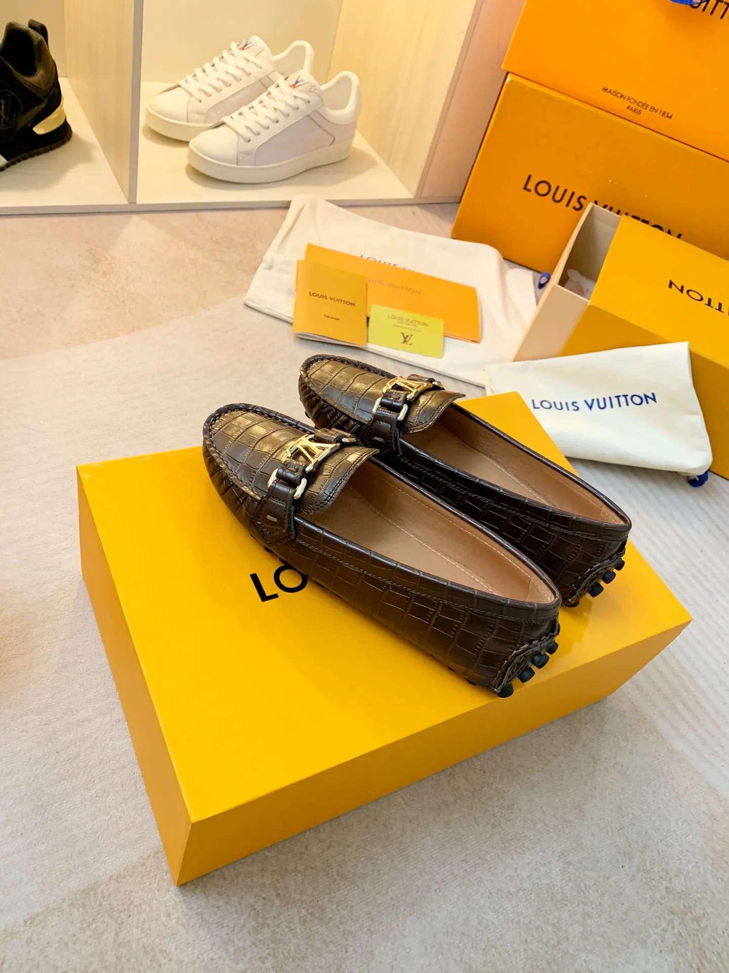 p460💰Couple model❤️🇫🇷 𝙇𝙤𝙪𝙞𝙨 𝙑𝙪𝙞𝙩𝙩𝙤𝙣 🇫🇷Louis Vuitton 2023 Classic𝓛𝓿 𝓣𝓻𝓪𝓲𝓷𝓮𝓻 Sports Series ➪➪➪¯ [Arizona Doudou Shoes Series] ▪️▪️▪️Arizona slip-on shoes are made of Monogram Eclipse canvas. Its hand-painted and dyed edges and hand-sewn uppers fully demonstrate Louis Vuitton's traditional shoemaking craftsmanship. This slip-on shoe is very lightweight. The integrated tongue and upper make it particularly comfortable and flexible. The soft outsole is equipped with rubber padding. Decorated with matching sash. Detailed features: ☑️Monogram Eclipse canvas ☑️Black Eclipse pattern ☑️Hand-painted shoe edges ☑️Hand-sewn uppers (each pair takes time to process) ☑️Integrated tongue and upper construction ☑️Outsole equipped with rubber lining ☑️size: 35_46